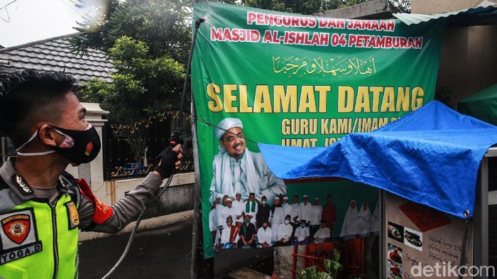 Polisi Kembali Semprot Petamburan III dengan Disinfektan Polisi kembali melakukan penyemprotan disinfektan di wilayah Petamburan, Jakarta Pusat, Senin (23/11/2020). Penyemprotan dilakukan setelah muncul klaster Petamburan pasca serangkaian acara Habib Rizieq Syihab.