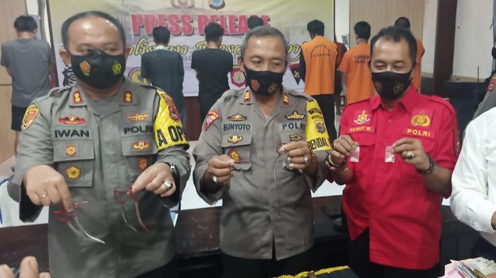 Polisi membongkar judi sabung ayam di Sinjai, Sulsel (dok. Istimewa).