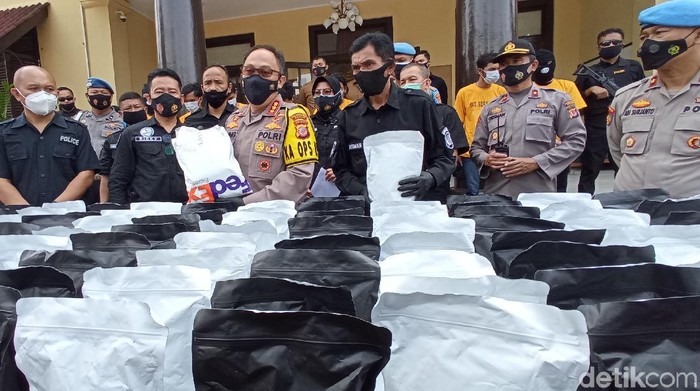Polrestabes Bandung Ekspose Tembakau Gorila