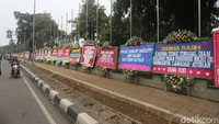 Karangan Bunga yang berisi dukungan kepada sikap tegas Pangdam Jaya, terus berdatangan hingga memenuhi gerbang depan.