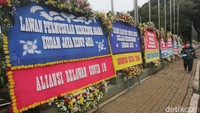 Karangan bunga tertulis dari perseorangan, akademisi hingga kelompok masyarakat.