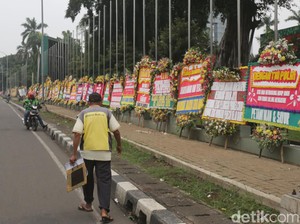 Video Banjir Karangan Bunga di Kodam Jaya Dukung Pencopotan Baliho