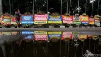 Pantauan detikcom, Senin (23/11), karangan bunga tersebut berjejer di depan markas Kodam Jaya.