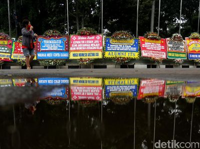 Puluhan Karangan Bunga Mejeng di Kodam Jaya