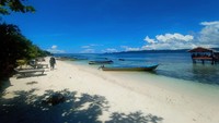 Kamu yang butuh vitamin sea rasanya akan terpuaskan dengan jajaran pasir putih di Raja Ampat. (Istimewa)