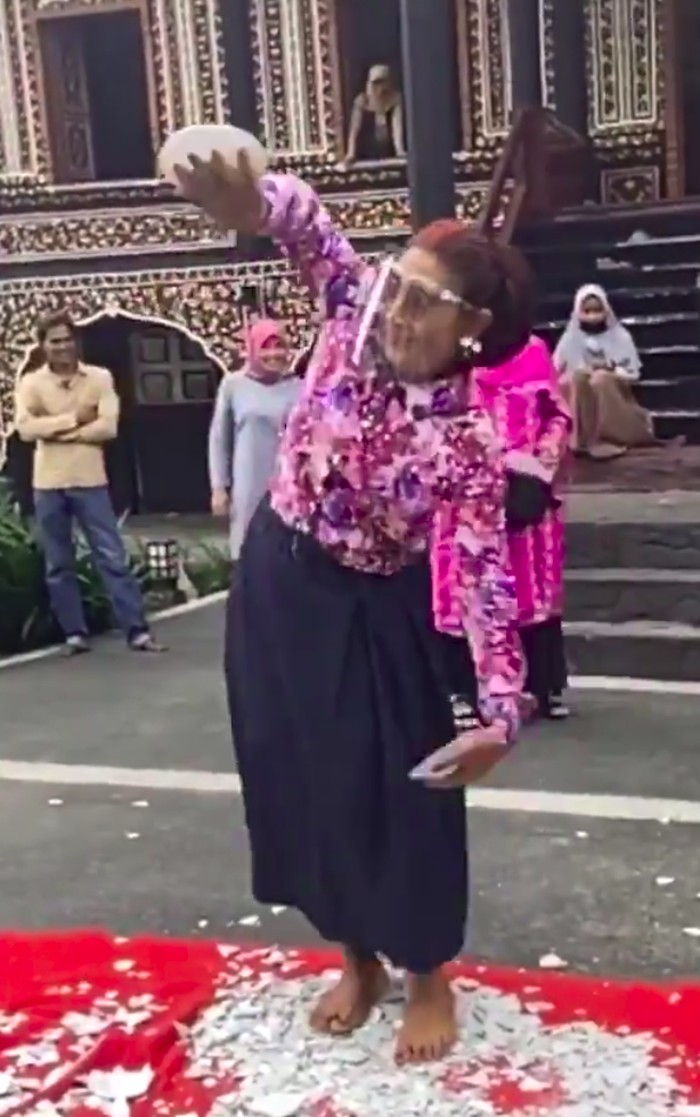 Selain jago seputar kelautan, Susi Pudjiastuti rupanya punya talenta dalam menari. Ia sanggup melakukan tari piring di atas pecahan piring.