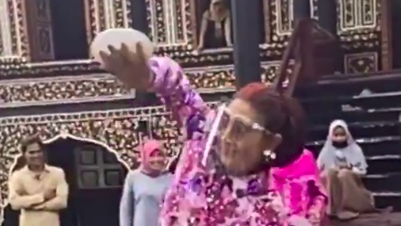 Rancak Bana! Susi Pudjiastuti Lakukan Tari Piring di Atas Beling Selain jago seputar kelautan, Susi Pudjiastuti rupanya punya talenta dalam menari. Ia sanggup melakukan tari piring di atas pecahan piring.