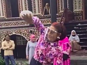 Rancak Bana! Susi Pudjiastuti Tari Piring di Atas Beling
