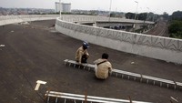 Pekerja menyelesaikan pembangunan Flyover Lenteng Agung, Jakarta Selatan, Senin (23/11/2020). 