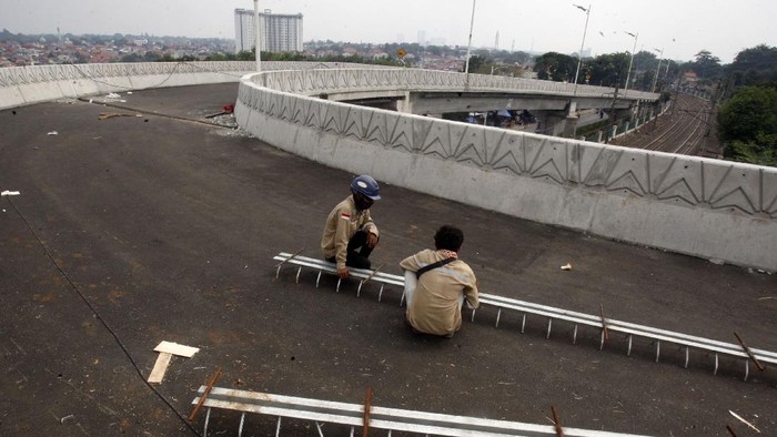 REALISASI PEMBANGUNAN FLYOVER LENTENG AGUNG DAN TANJUNG BARAT Pekerja menyelesaikan pembangunan Flyover Lenteng Agung, Jakarta Selatan, Senin (23/11/2020). Menurut Dinas Bina Marga DKI Jakarta pengerjaan flyover Lenteng Agung dan Tanjung Barat sudah mencapai 91,6 persen, secara prinsip pekerjaan utama flyover sudah selesai ditandai dengan pekerjaan pengaspalan pada area flyover. ANTARA FOTO/Yulius Satria Wijaya/foc.