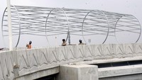 Secara prinsip pekerjaan utama flyover sudah selesai ditandai dengan pekerjaan pengaspalan pada area flyover.