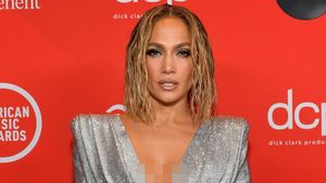 Foto: 7 Artis Berbusana Terbaik di American Music Awards 2020
