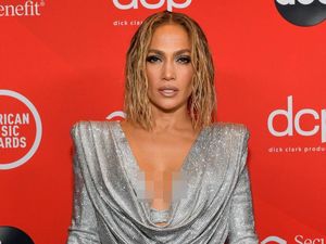 Foto: 7 Artis Berbusana Terbaik di American Music Awards 2020