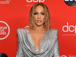 Foto: 7 Artis Berbusana Terbaik di American Music Awards 2020