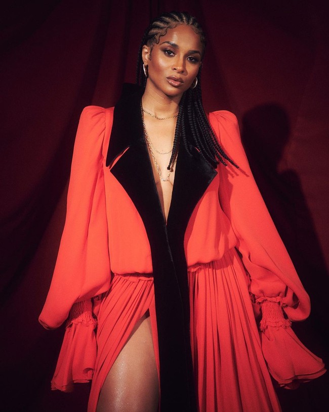 Gaun Balmain berwarna oranye menemani penampilan Ciara di penghargaan musik bagi (Foto: Instagram/@amas)