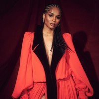 Gaun Balmain berwarna oranye menemani penampilan Ciara di penghargaan musik bagi (Foto: Instagram/@amas)