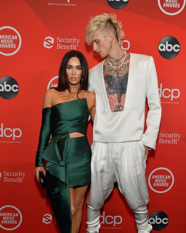 Megan Fox memanfaatkan AMA untuk meresmikan hubungan asmaranya dengan aktor dan penyanyi Machine Gun Kelly. Untuk momen spesial tersebut, ia mencuri perhatian dengan gaun hijau asimetris yang seksi. (Foto: Instagram/@amas)