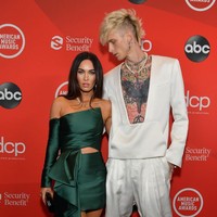 Megan Fox memanfaatkan AMA untuk meresmikan hubungan asmaranya dengan aktor dan penyanyi Machine Gun Kelly. Untuk momen spesial tersebut, ia mencuri perhatian dengan gaun hijau asimetris yang seksi. (Foto: Instagram/@amas)