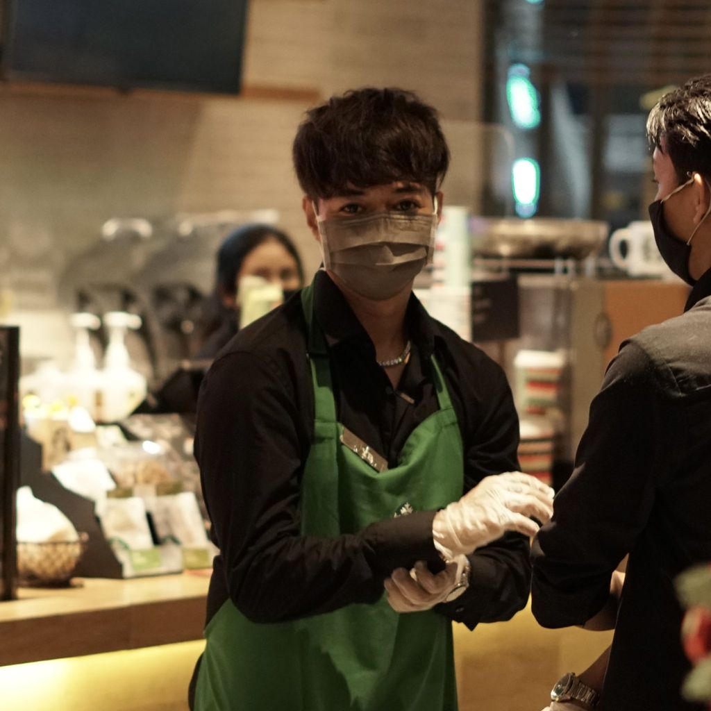 Setelah Awkarin, YouTuber Reza Arap Juga Jadi Barista di Starbucks