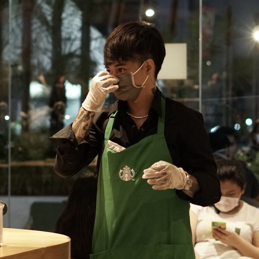 Setelah Awkarin, YouTuber Reza Arap Juga Jadi Barista di Starbucks