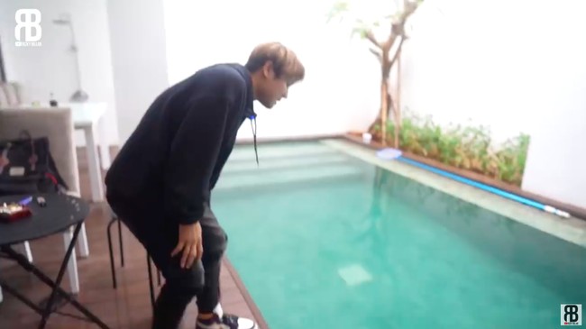 Kesan mewah hadir di halaman rumah Rizky. Sebuah kolam renang hadir sebagai sebuah fasilitas tambahan. (Foto: YouTube/RizkyBillar)