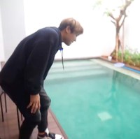 Kesan mewah hadir di halaman rumah Rizky. Sebuah kolam renang hadir sebagai sebuah fasilitas tambahan. (Foto: YouTube/RizkyBillar)