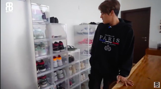 Rizky memiliki area makan yang multifungsi. Selain untuk makan, ruang tersebut juga difungsikan sebagai tempat penyimpanan koleksi sneakers milik kekasih Lesti Kejora ini.  (Foto: YouTube/RizkyBillar)