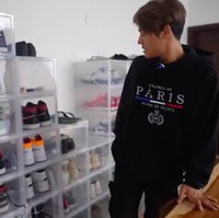 Rizky memiliki area makan yang multifungsi. Selain untuk makan, ruang tersebut juga difungsikan sebagai tempat penyimpanan koleksi sneakers milik kekasih Lesti Kejora ini.  (Foto: YouTube/RizkyBillar)