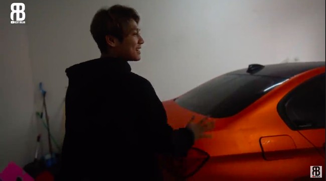 Sebuah garasi cukup untuk menampung mobil kesayangan Rizky, yakni sebuah sedan BMW berwarna oranye. (Foto: YouTube/RizkyBillar)