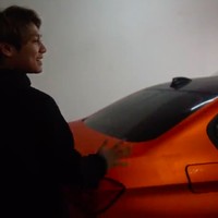 Sebuah garasi cukup untuk menampung mobil kesayangan Rizky, yakni sebuah sedan BMW berwarna oranye. (Foto: YouTube/RizkyBillar)