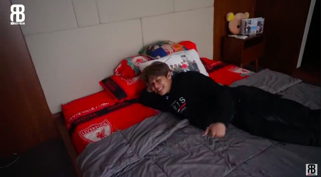 Sebagai pecinta Liverpool, aktor 25 tahun ini memilih sprei merah berlogo klub bola asal Inggris tersebut. (Foto: YouTube/RizkyBillar)