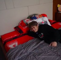 Sebagai pecinta Liverpool, aktor 25 tahun ini memilih sprei merah berlogo klub bola asal Inggris tersebut. (Foto: YouTube/RizkyBillar)