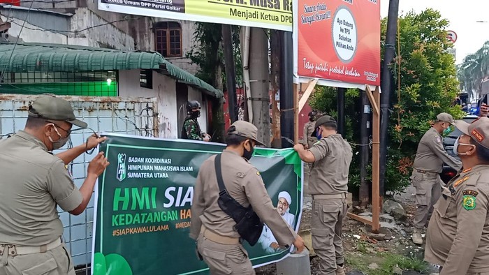 Satpol PP tertibkan spanduk HMI Siap Kawal Habib Rizieq di Medan (dok. Istimewa)