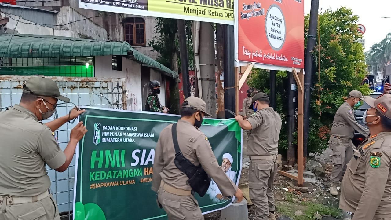Satpol PP tertibkan spanduk 'HMI Siap Kawal Habib Rizieq' di Medan (dok. Istimewa)