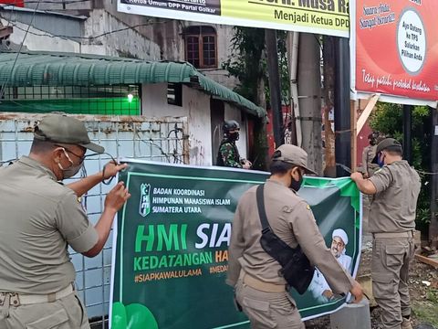 Satpol PP tertibkan spanduk 'HMI Siap Kawal Habib Rizieq' di Medan (dok. Istimewa)