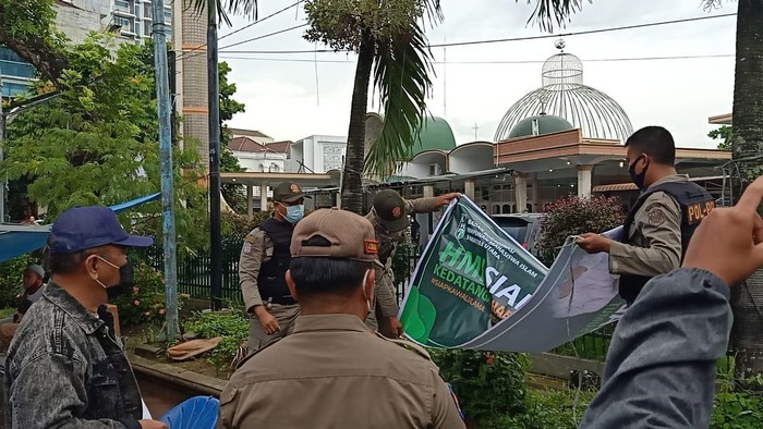 Satpol PP tertibkan spanduk HMI Siap Kawal Habib Rizieq di Medan (dok. Istimewa)