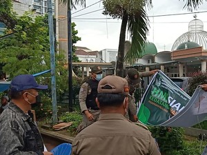 Satpol PP Copot Spanduk HMI Siap Kawal Kedatangan Habib Rizieq di Medan