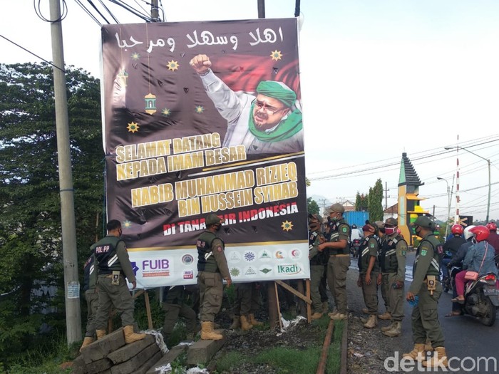 Satpol PP Turunkan Baliho Habib Rizieq di Pasuruan