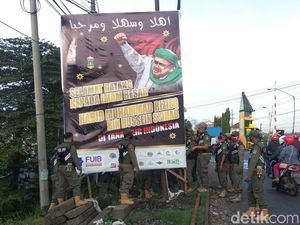 Baliho Habib Rizieq di Pasuruan Diturunkan Satpol PP