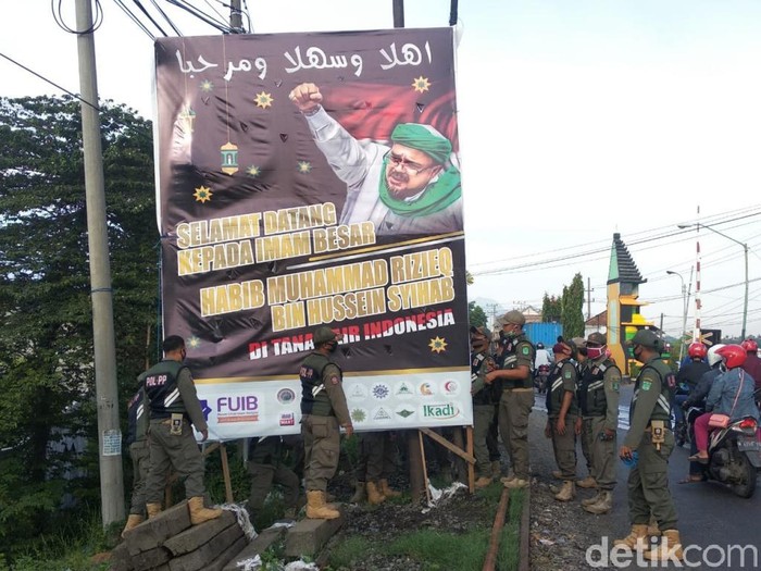 Satpol PP Turunkan Baliho Habib Rizieq di Pasuruan