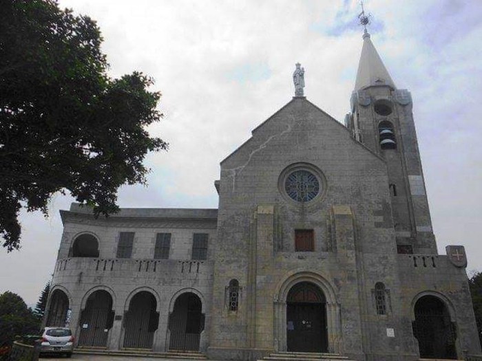 Di Makau terdapat gereja kecil atau kapel yang bersejarah. Kapel ini sudah berdiri bahkan sejak abad ke-17.