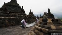 Penutupan stupa ini untuk mengantisipasi erupsi gunung Merapi.