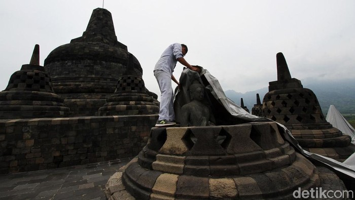 Stupa Candi Borobudur Ditutupi Terpal Pekerja menyelimuti stupa dengan terpal di kawasan Candi Borobudur, Magelang, Jawa Tengah, Senin (23/11). Selain penutupan stupa yang sudah berlangsung 3 minggu pihak balai Konservasi Candi Borobudur hanya membuka taman Candi Borobudur untuk umum dan pengunjung dilarang menaiki candi selama pandemi ini hanya dihalaman candi.