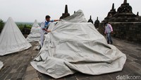 Petugas menutup satu per satu stupa di candi Borobudur.