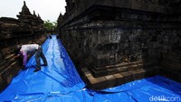Lantai lorong juga ditutupi dengan terpal.