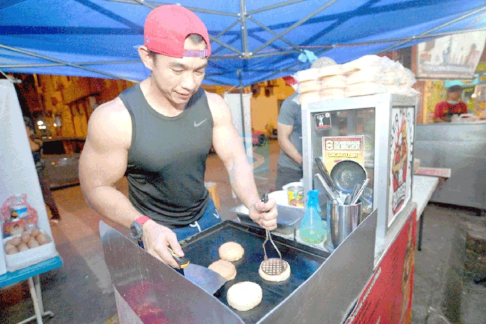 Tampan dan Atletis, Binaragawan Penjual Burger Salmon Ini Jadi Viral