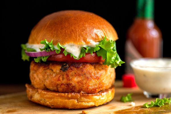 Tampan dan Atletis, Binaragawan Penjual Burger Salmon Ini Jadi Viral