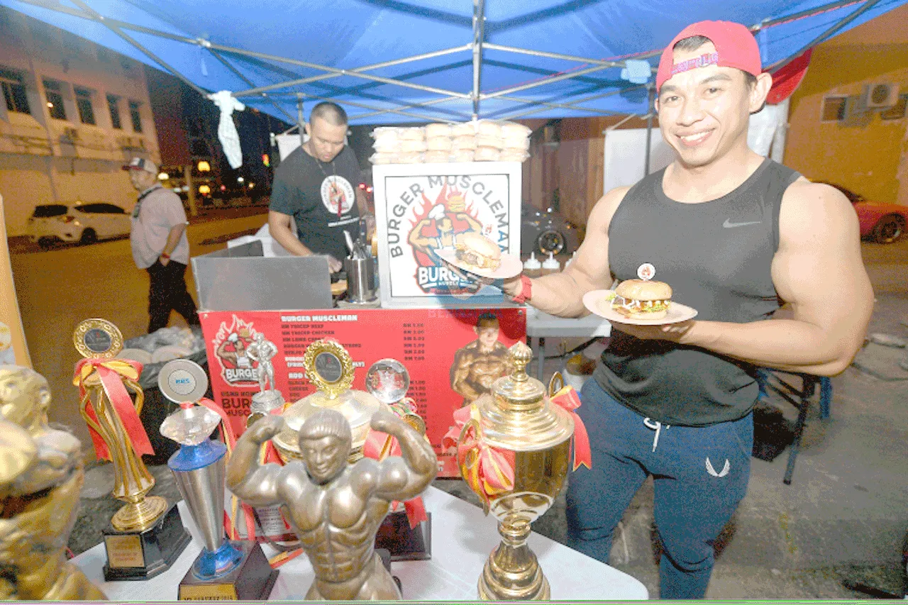 Tampan dan Atletis, Binaragawan Penjual Burger Salmon Ini Jadi Viral