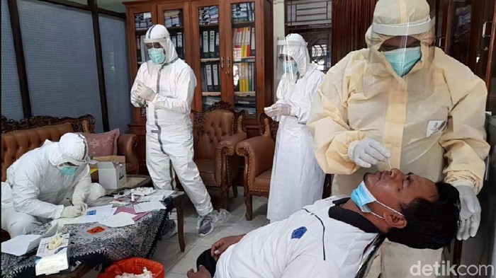 Tes swab di salah satu kantor Pemkab Brebes