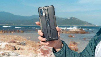 Desainnya sendiri menggambarkan kesan sebagai HP yang tangguh walau bahannya terbuat dari plastik polycarbonate. Namun mungkin ada yang mengira ini adalah HP untuk gaming. Foto: Ulefone